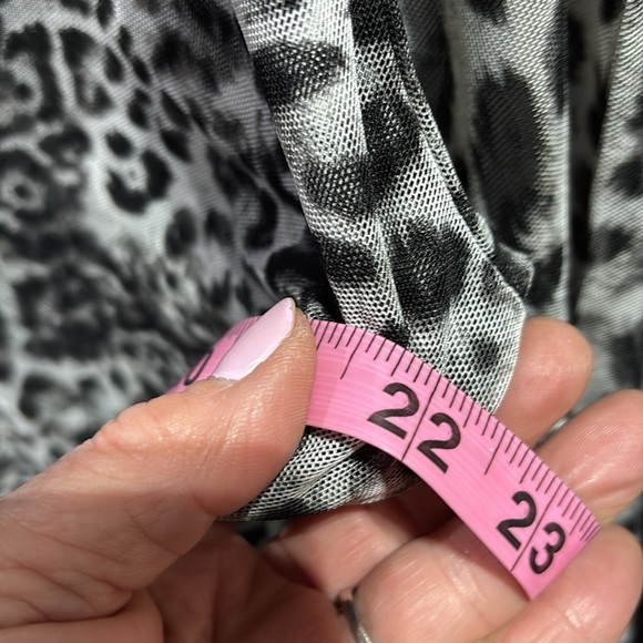 Jordan Taylor Leopard print,sheer,light,round V-cut neck,long sleeve top/coverup - Picture 9 of 13